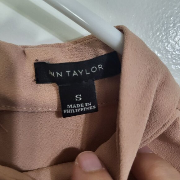 Ann Taylor Sleeveless Mock Neck Tank Blouse with Pleats SZ Small Pinkish Beige - Picture 5 of 10